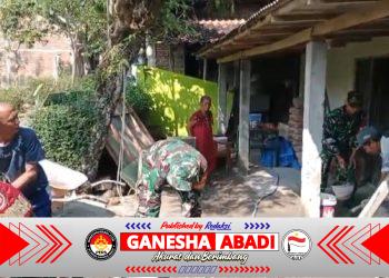 Babinsa dan Warga Gotong Royong Renovasi Rumah Tidak Layak