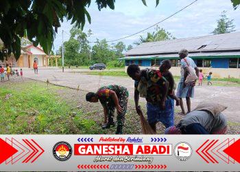 Babinsa Koramil 1710-07/Mapurujaya Ajak Warga Gotong Royong Bersihkan Halaman Gereja