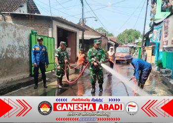 Danramil 03 Serengan Pimpin Langsung Kerja Bakti Pasca Banjir di Kelurahan Joyotakan