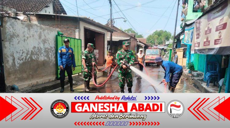 Danramil 03 Serengan Pimpin Langsung Kerja Bakti Pasca Banjir di Kelurahan Joyotakan