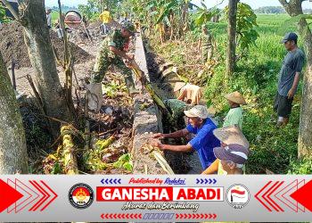 Cegah Longsor dan Banjir, Darmadi Pimpin Warga Kerja Bakti Pembersihan Talud 