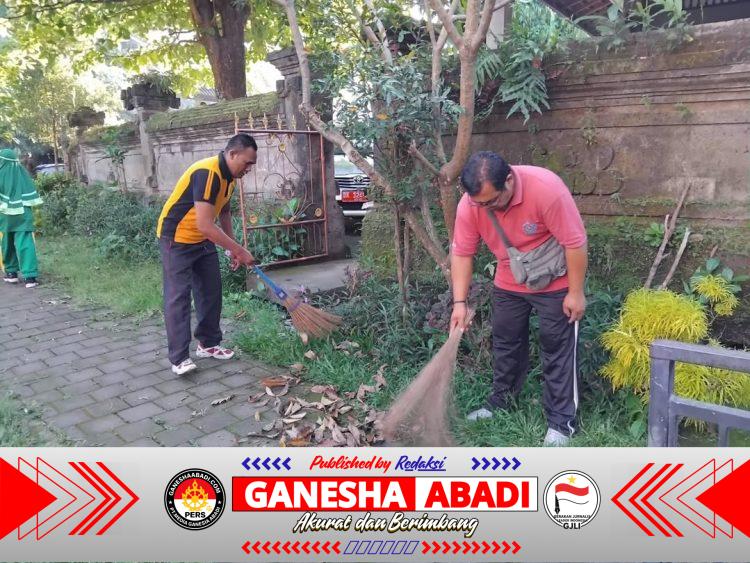 BHABINKAMTIBMAS DAUH PURI KAJA GERAKKAN WARGA, AKSI BERSIH LINGKUNGAN JADI MOTOR EDUKASI DAN KEBERSAMAAN DI DENPASAR