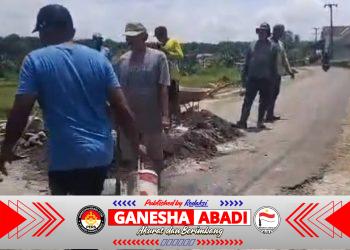 Jalan Rusak Parah di Desa Tulungrejo Banyuwangi Diabaikan, Warga Turun Tangan: Pemerintah Daerah Dinilai Lalai, Potensi Pelanggaran Hukum Mengemuka