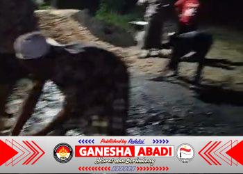 Aksi Swadaya Pemuda dan Warga Perbaiki Jalan Rusak di Desa Daramista, Sumenep
