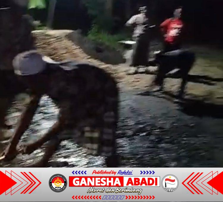 Aksi Swadaya Pemuda dan Warga Perbaiki Jalan Rusak di Desa Daramista, Sumenep