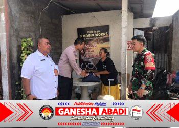 Polri Hadir Nyata: Bhabinkamtibmas Sumerta Kelod Sambangi Lansia Kurang Mampu, Salurkan Bantuan Sosial