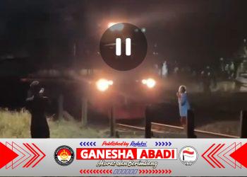 Tragis Seorang Perempuan Tertabrak Kereta Api ,Tubuh Terpotong Menjadi Dua