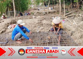 Semangat Tak Terbendung! Konstruksi Besi Jembatan Gantung Garuda di Cerme Kian Menguat