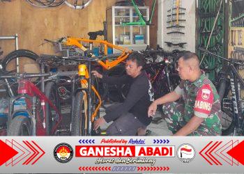 Implementasikan Bintahwil, Babinsa Joyoyakan Motivasi Pelaku UMKM Pedagang Sepeda