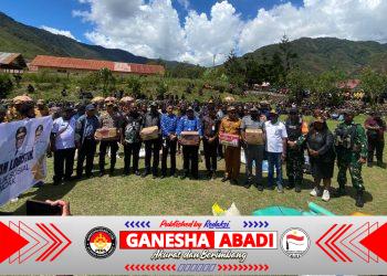 TNI-Polri Kawal Ketat Penyaluran Bantuan Pengungsi Kampung Kembru di Puncak Jaya