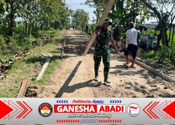 Satgas TMMD Bersama Warga Melangsir Begesting Besi Untuk Betonisasi Jalan