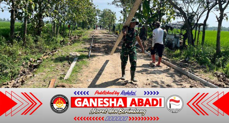 Satgas TMMD Bersama Warga Melangsir Begesting Besi Untuk Betonisasi Jalan