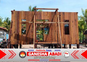 Satgas TMMD dan Warga Kebut Pemasangan Dinding Rumah Niko Makare