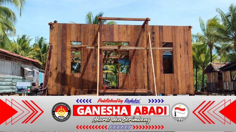 Satgas TMMD dan Warga Kebut Pemasangan Dinding Rumah Niko Makare