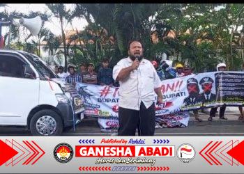 Aksi Damai di Depan Kantor Pemda Banyuwangi, Massa Tuntut Bupati dan Wakil Bupati Turun