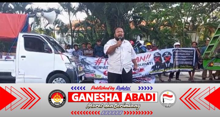 Aksi Damai di Depan Kantor Pemda Banyuwangi, Massa Tuntut Bupati dan Wakil Bupati Turun