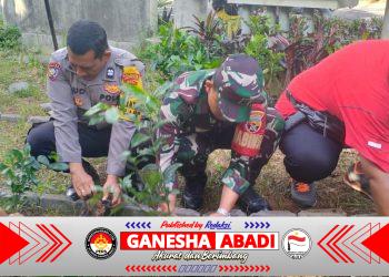 Sinergitas Aparat dan Masyarakat Menguat, Jumat Bersih Desa Sumerta Kelod Jadi Wujud Nyata Kepedulian Lingkungan