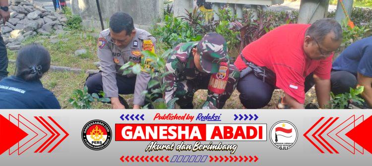 Sinergitas Aparat dan Masyarakat Menguat, Jumat Bersih Desa Sumerta Kelod Jadi Wujud Nyata Kepedulian Lingkungan