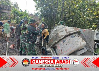 Tanpa Lelah TNI dan warga Kauman Kebut Rabat Beton