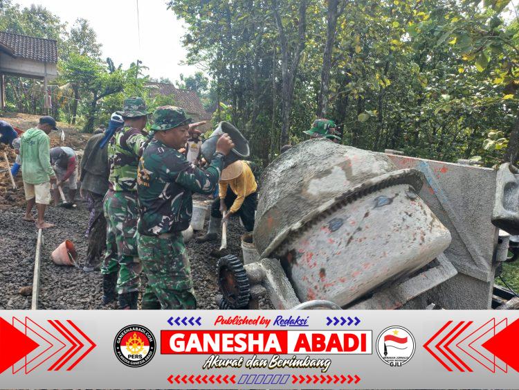 Tanpa Lelah TNI dan warga Kauman Kebut Rabat Beton