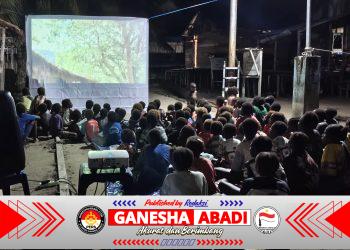 Nonton Bareng Film Edukasi, Satgas TMMD Bagikan Makanan Bergizi kepada Anak-Anak Kampung Keakwa