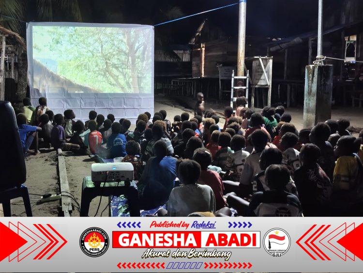 Nonton Bareng Film Edukasi, Satgas TMMD Bagikan Makanan Bergizi kepada Anak-Anak Kampung Keakwa