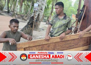 Satgas TMMD Tuntaskan Pemasangan Pintu MCK Umum di Kampung Keakwa