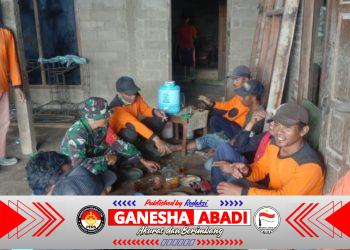 Semangat Gotong Royong, Babinsa Koramil Selo Turun Tangan Bangun Talud Penohon Longsor