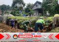 Demi Keselamatan Warga, Babinsa Ikut Kerja Bakti Bangun Talud Penahan Longsor