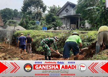 Demi Keselamatan Warga, Babinsa Ikut Kerja Bakti Bangun Talud Penahan Longsor