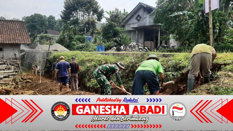 Demi Keselamatan Warga, Babinsa Ikut Kerja Bakti Bangun Talud Penahan Longsor
