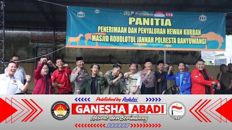 Wujud Kepedulian, Polresta Banyuwangi Berbagi Daging Kurban kepada Driver Ojol