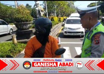 Cegah Pelanggaran Marka Jalan, Unit Lantas Polsek Kuta Selatan Intensifkan Pengaturan Lalu Lintas di Simpang Unud Jimbaran