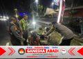Respon Cepat Laporan Hotline 110, UKL Polsek Dentim Tangani Pria Mabuk Tergeletak di Jalan Raya Puputan