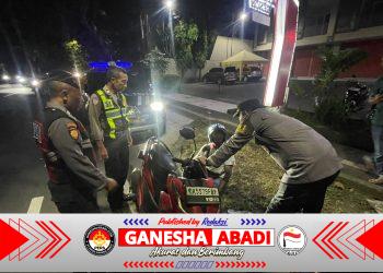 Respon Cepat Laporan Hotline 110, UKL Polsek Dentim Tangani Pria Mabuk Tergeletak di Jalan Raya Puputan