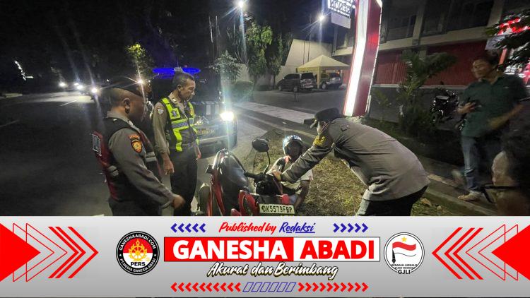 Respon Cepat Laporan Hotline 110, UKL Polsek Dentim Tangani Pria Mabuk Tergeletak di Jalan Raya Puputan