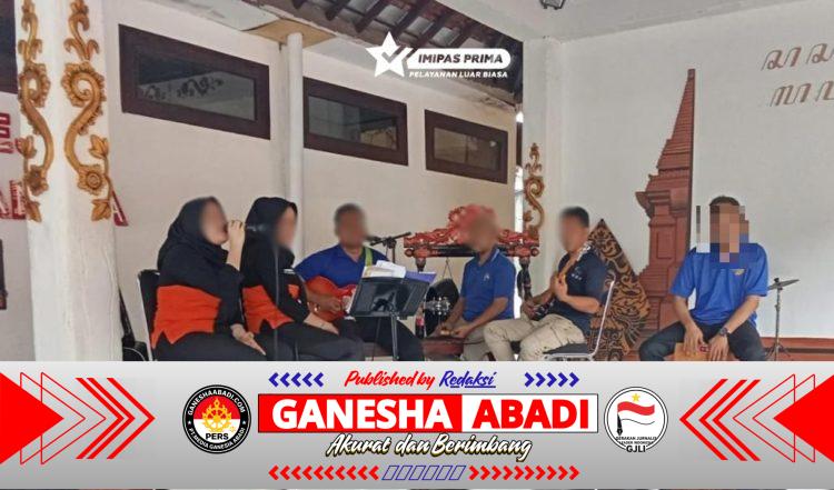 Kalapas Banyuwangi Unjuk Kebolehan Bernyanyi Bersama Warga Binaan dalam Pembinaan Musik Akustik