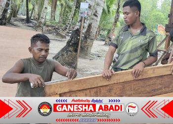Satgas TMMD Tuntaskan Pemasangan Pintu MCK Umum di Kampung Keakwa