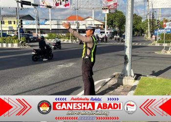 Cegah Penumpukan Kendaraan Personil Satuan Lalu Lintas Polresta Denpasar Lakukan Pengaturan