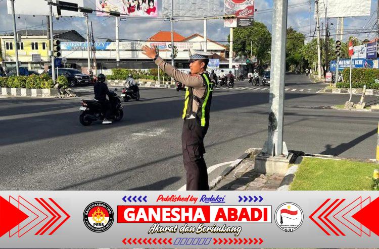 Cegah Penumpukan Kendaraan Personil Satuan Lalu Lintas Polresta Denpasar Lakukan Pengaturan