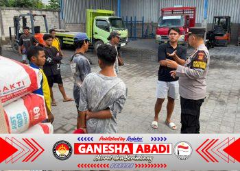 Patroli Sambang Kamtibmas Polsek Denbar Rangkul Sopir dan Kondektur UD. SAM, Wujudkan Situasi Aman dan Kondusif