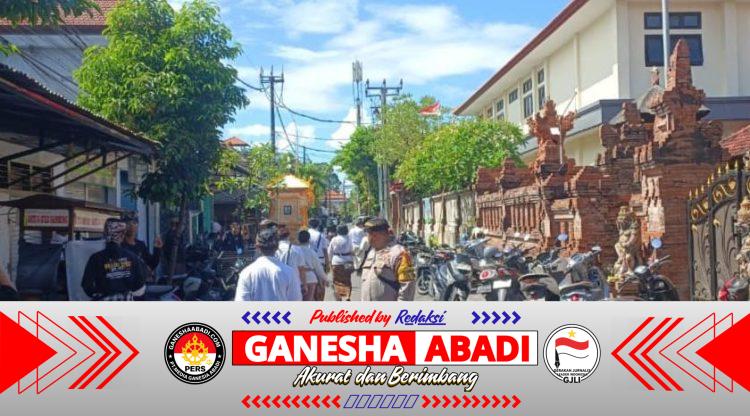 Bhabinkamtibmas Kel. Dangin Puri Atensi Rangkaian Upacara Ngaben di Banjar Kayumas Kelod