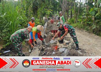 Antisipasi Genangan dan Banjir, Koramil Jenar bersama Warga Bahu-Membahu Buat Parit