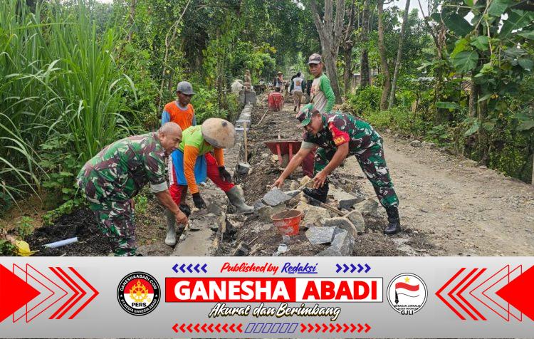 Antisipasi Genangan dan Banjir, Koramil Jenar bersama Warga Bahu-Membahu Buat Parit
