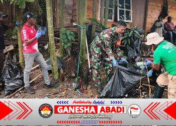 Gotong Royong Bersihkan Kali, Babinsa Timika Turun Langsung