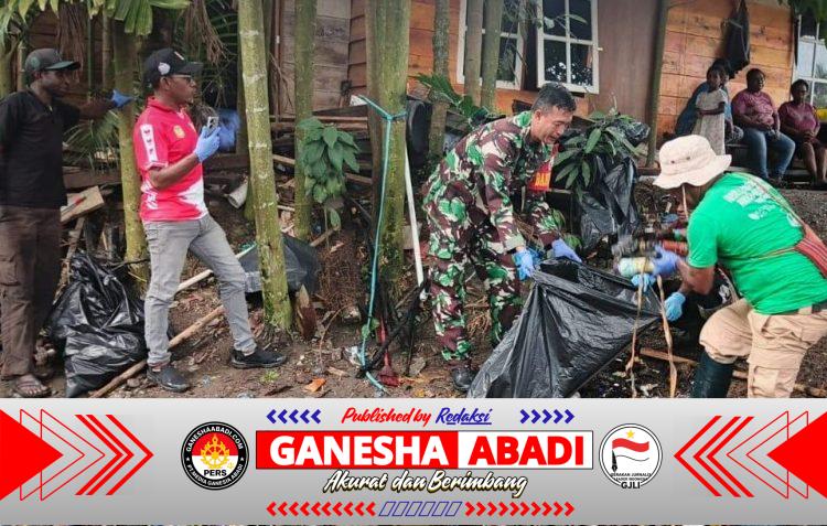 Gotong Royong Bersihkan Kali, Babinsa Timika Turun Langsung