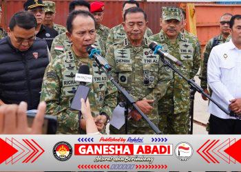 Kasum TNI Tinjau Pemeriksaan Kontainer Mineral Hasil Penindakan TNI AL di Batam
