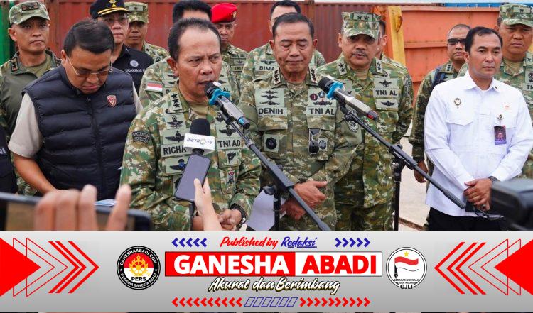 Kasum TNI Tinjau Pemeriksaan Kontainer Mineral Hasil Penindakan TNI AL di Batam