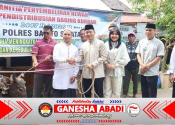 Kapolres Barsel Serahkan Satu Ekor Hewan Qurban Untuk Jemaah Masjid Kuba Desa Danau Ganting