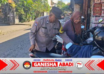 Bhabinkamtibmas Kelurahan Sanur Laksanakan Sambang Kamtibmas Humanis kepada Pedagang dan Pengunjung